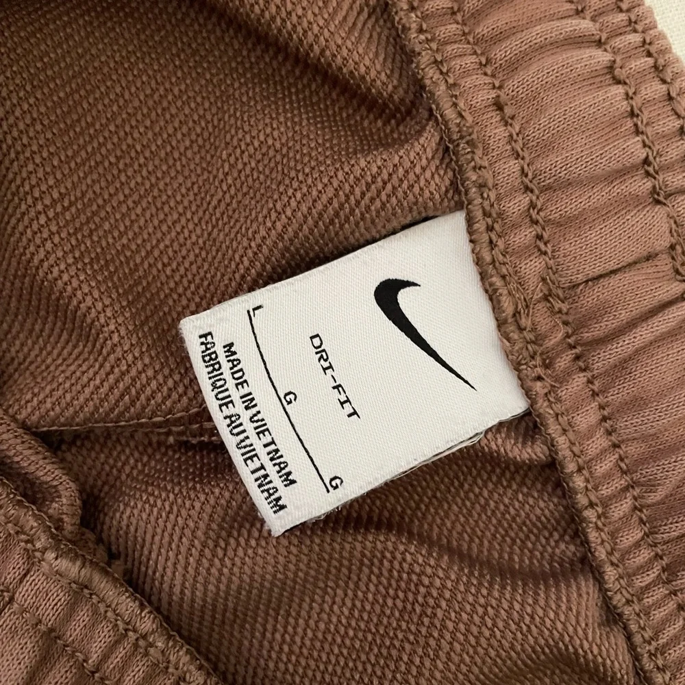 Nike dry fit taupe brown performance jogger pants sporty